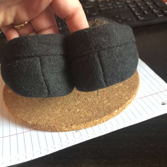 Size 7/8 black fuzzy slippers - Picture 6 of 9